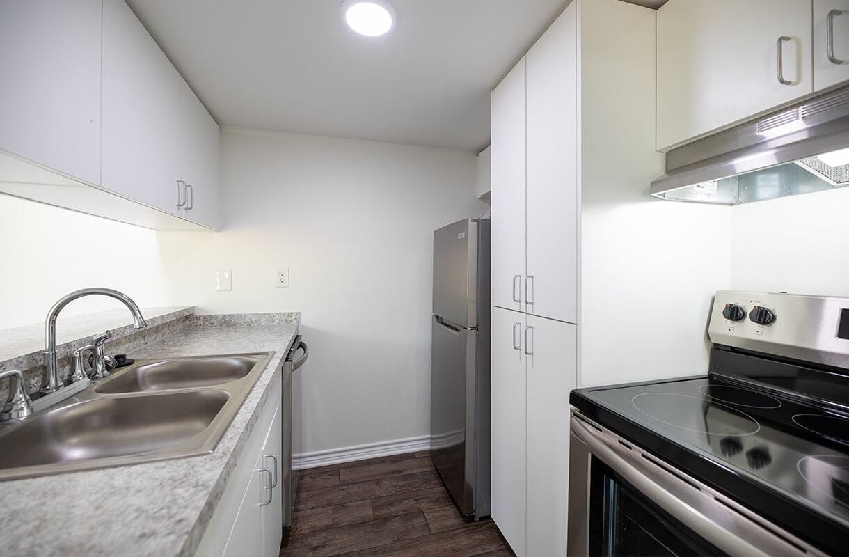 1020 W Mcneese St - Photo 4 of 8