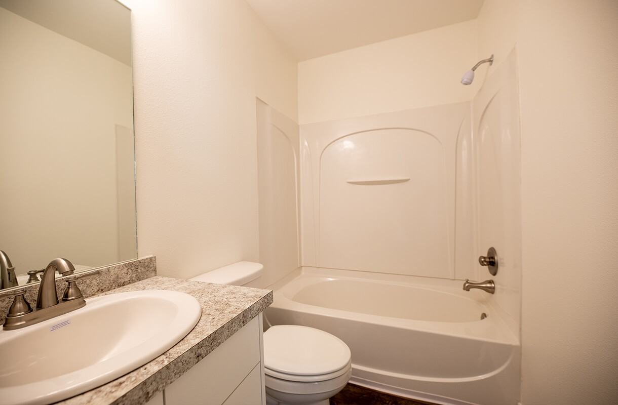 1020 W Mcneese St - Photo 5 of 8