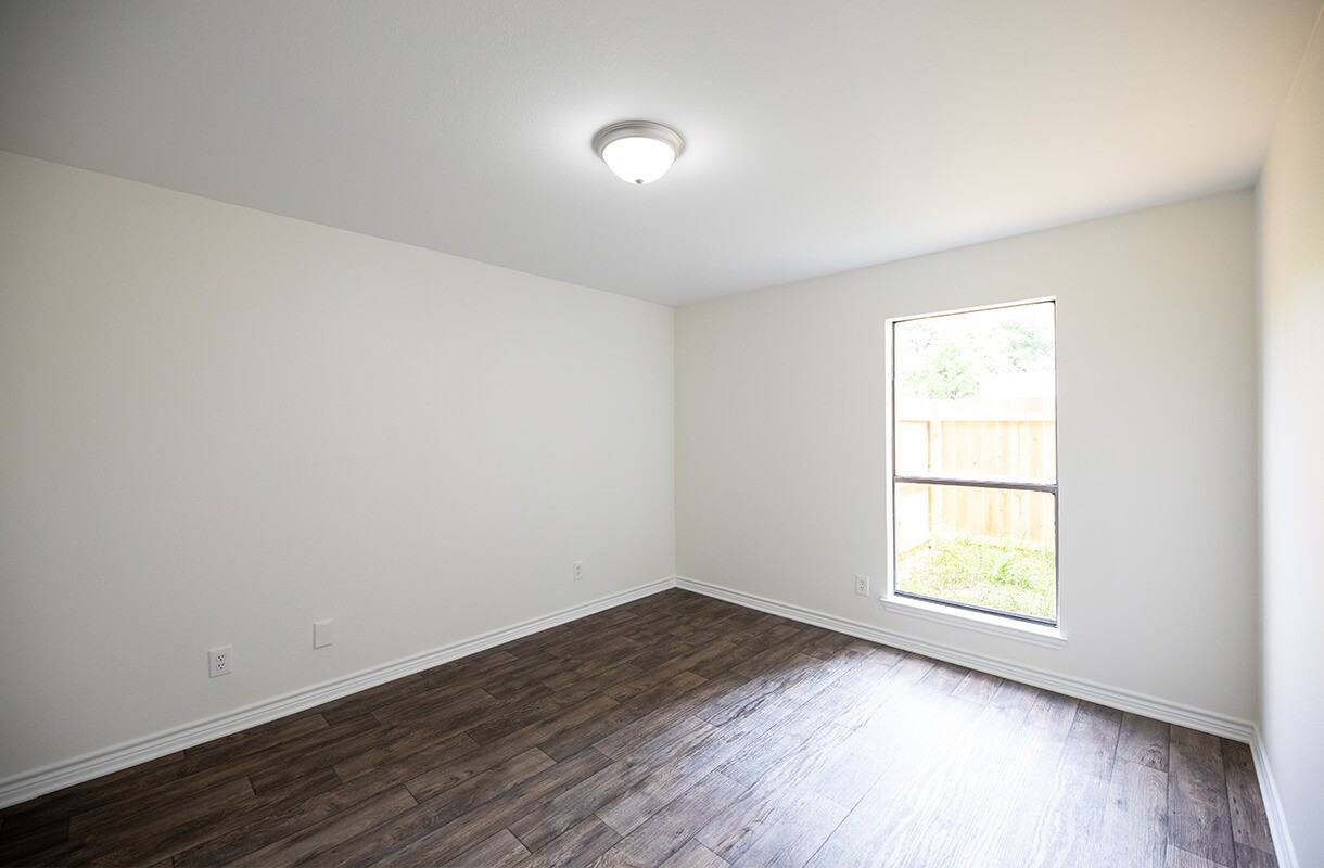 1020 W Mcneese St - Photo 6 of 8