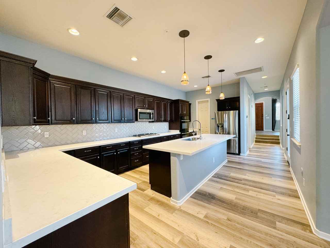 909 W Sycamore Ln - Photo 3 of 27