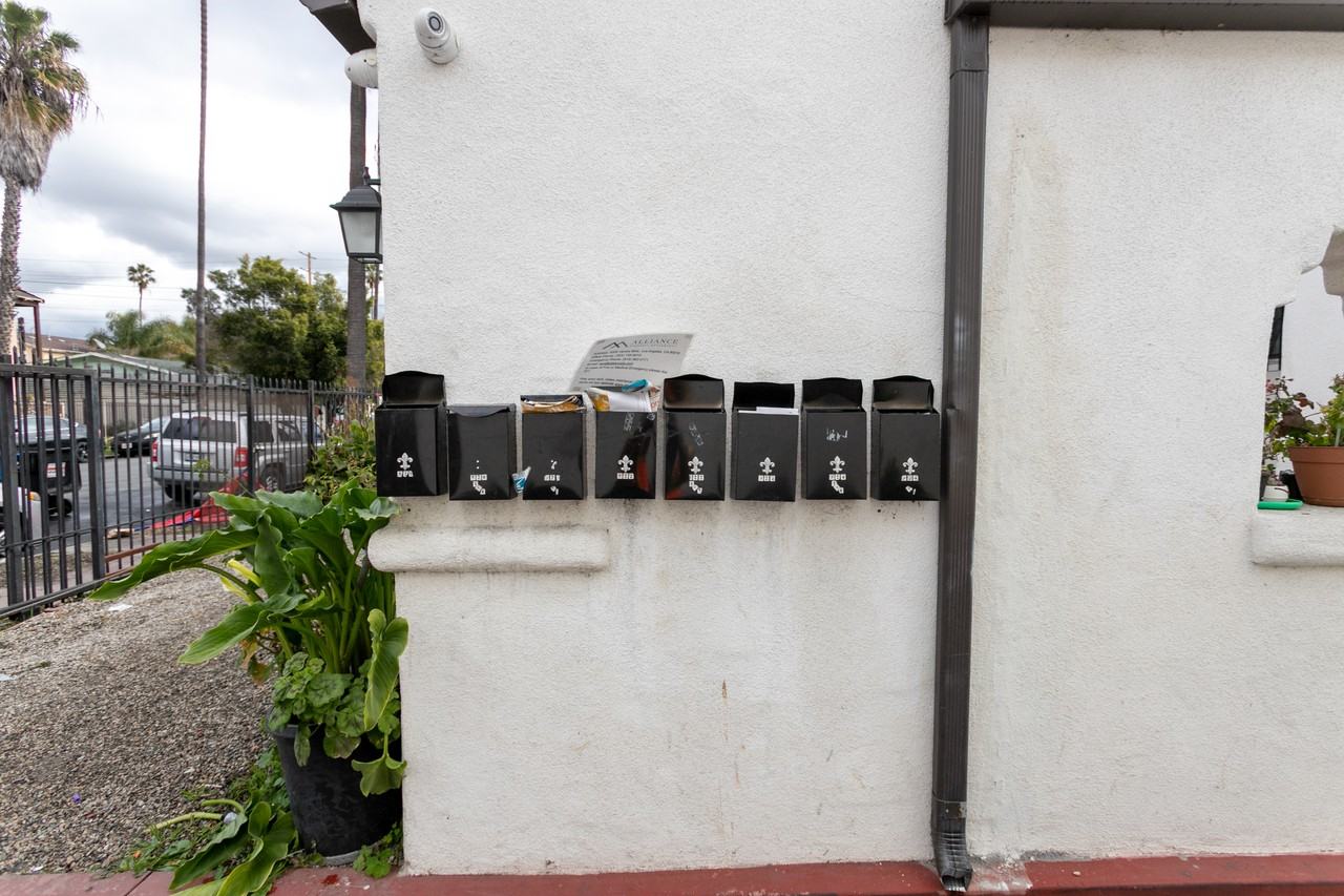 520 W 82Nd St - Photo 3 of 20