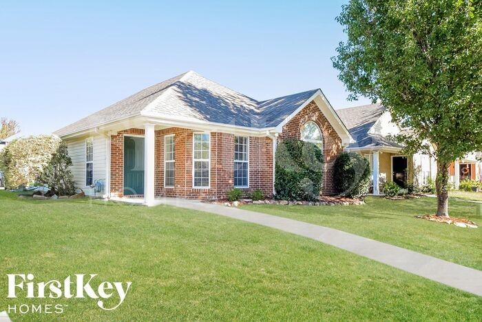 1109 Village Trl - Photo 2 of 14