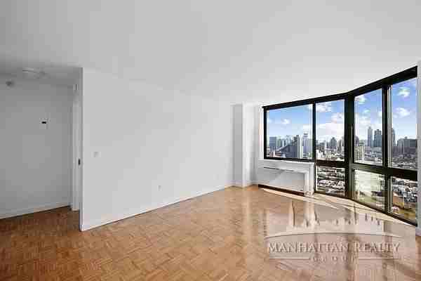 W 42nd St #32G - Photo 2 of 10