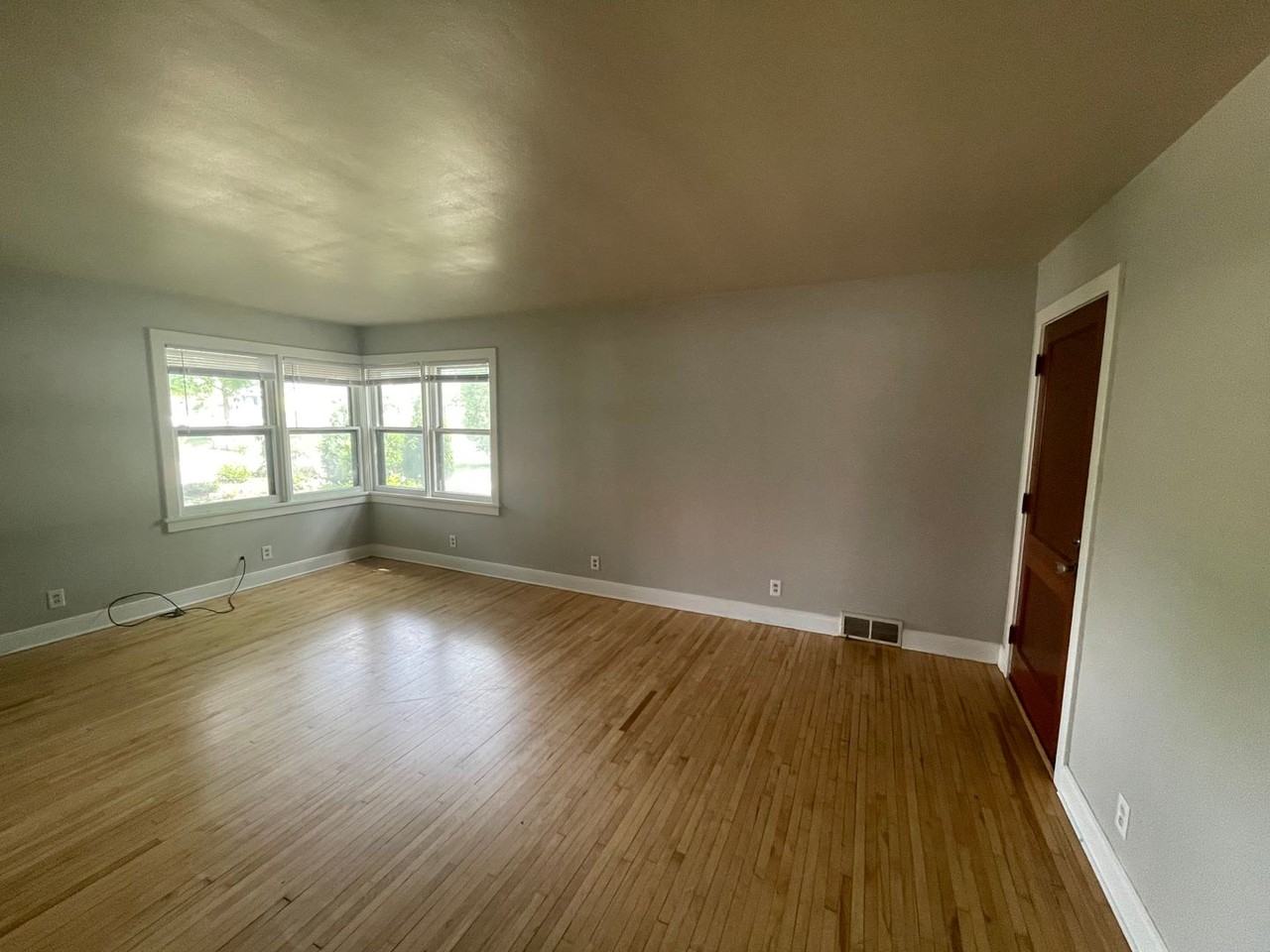 Cute Downtown Apartment - Photo 3 of 12