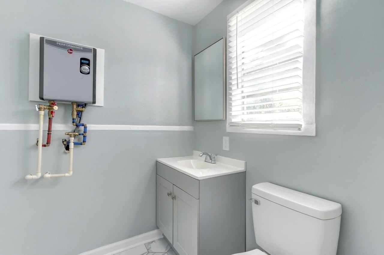 1213 Atlantic Ave - Photo 4 of 16