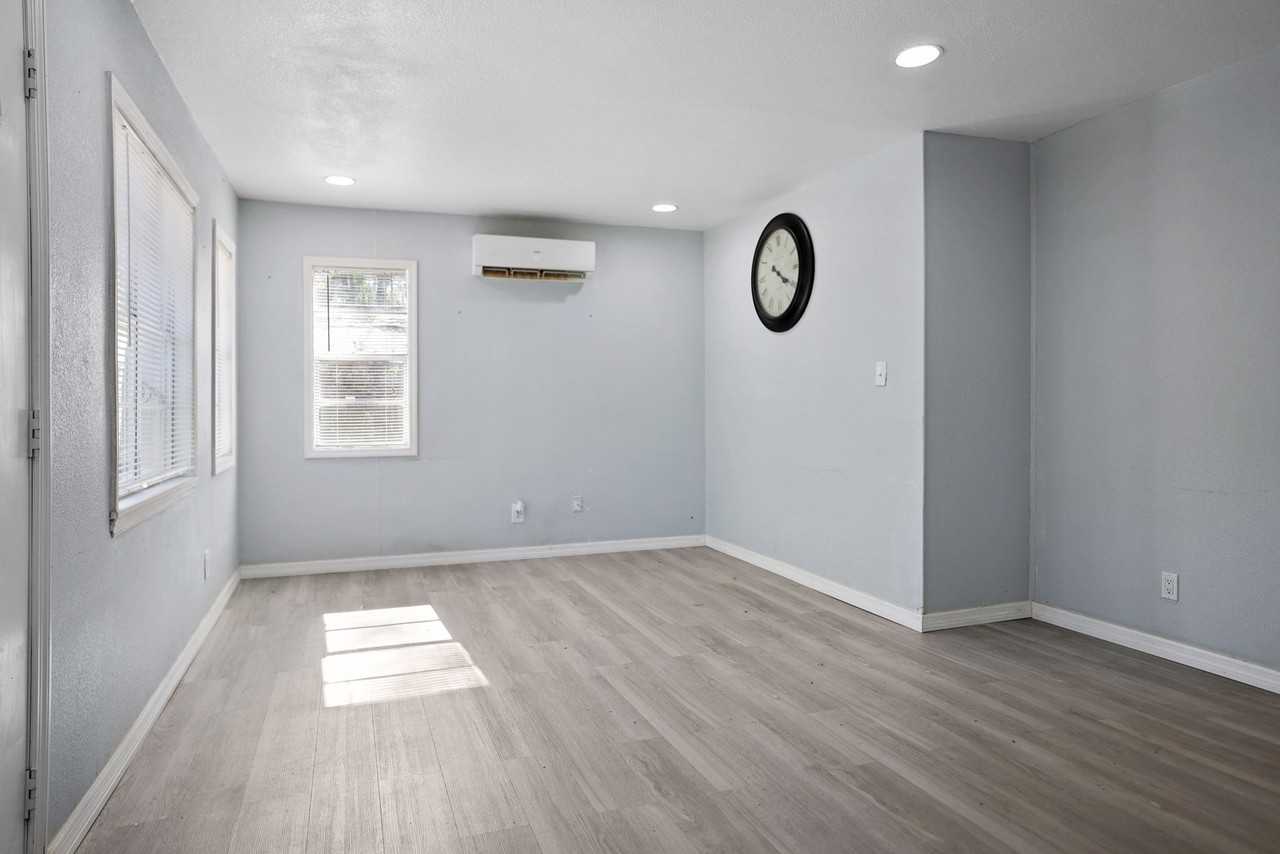 524 6th Ave Ne #1 - Photo 3 of 16