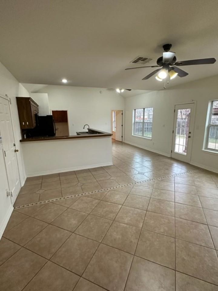 3310 Silver Oaks Dr - Photo 3 of 21