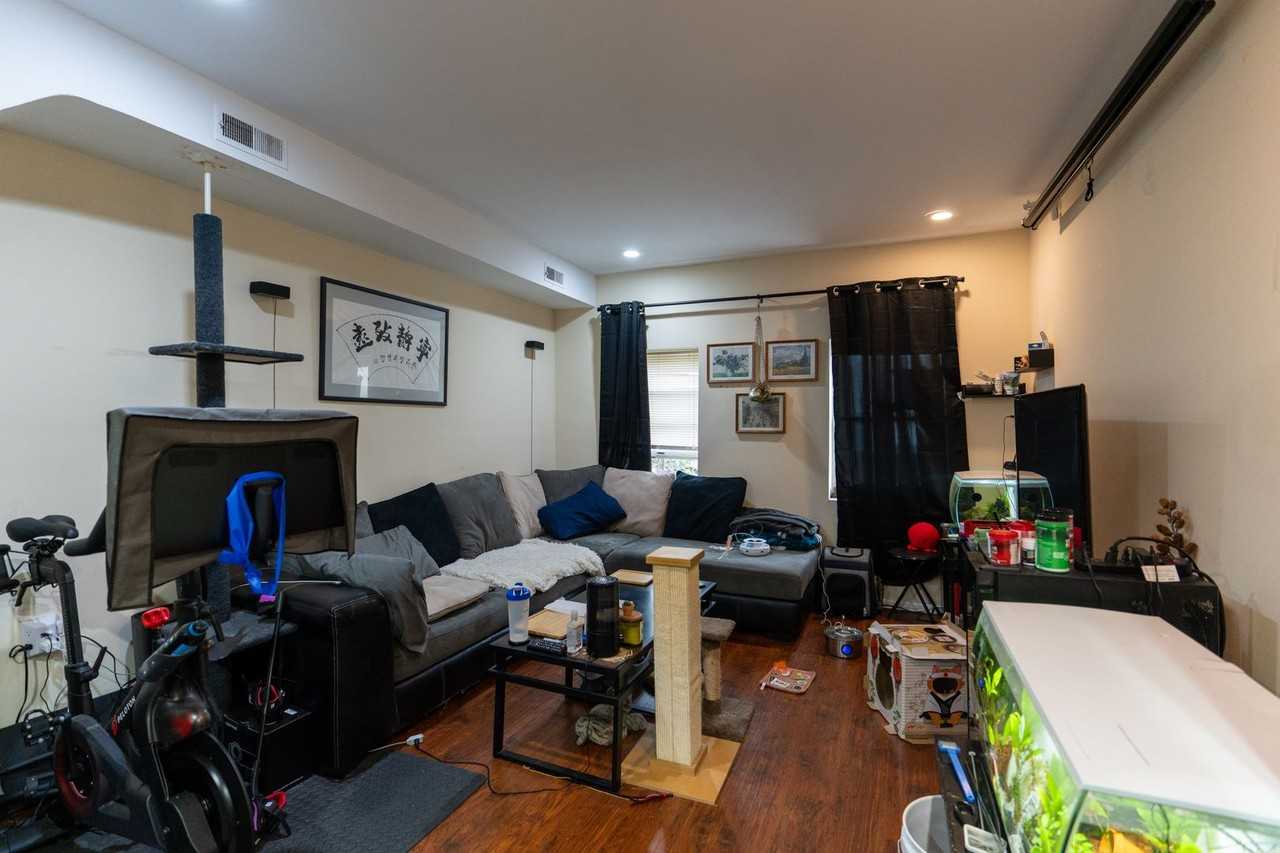 1026 N Randolph St 2nd Fl - Photo 7 of 17