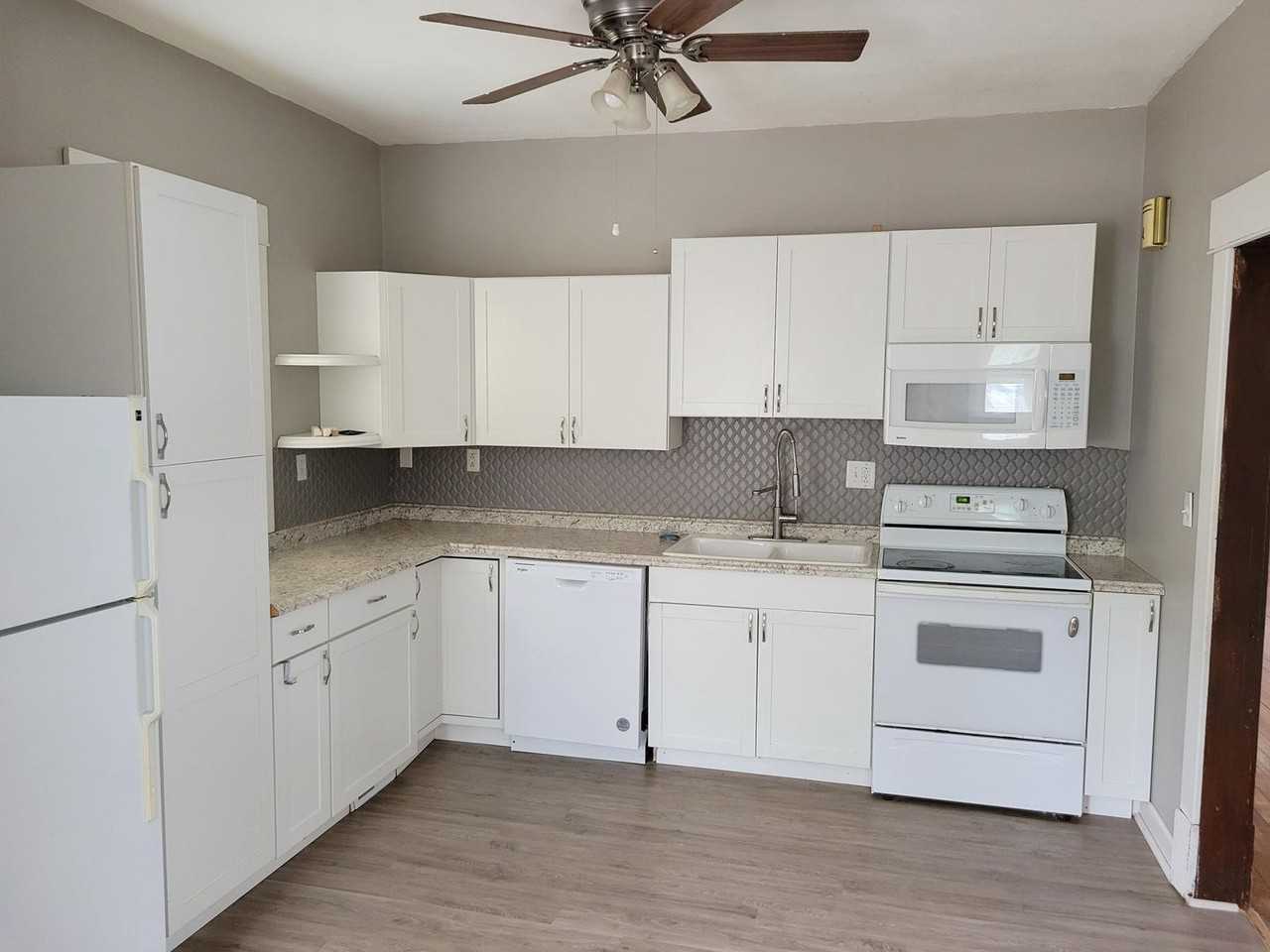 534 Benton St - Photo 3 of 10