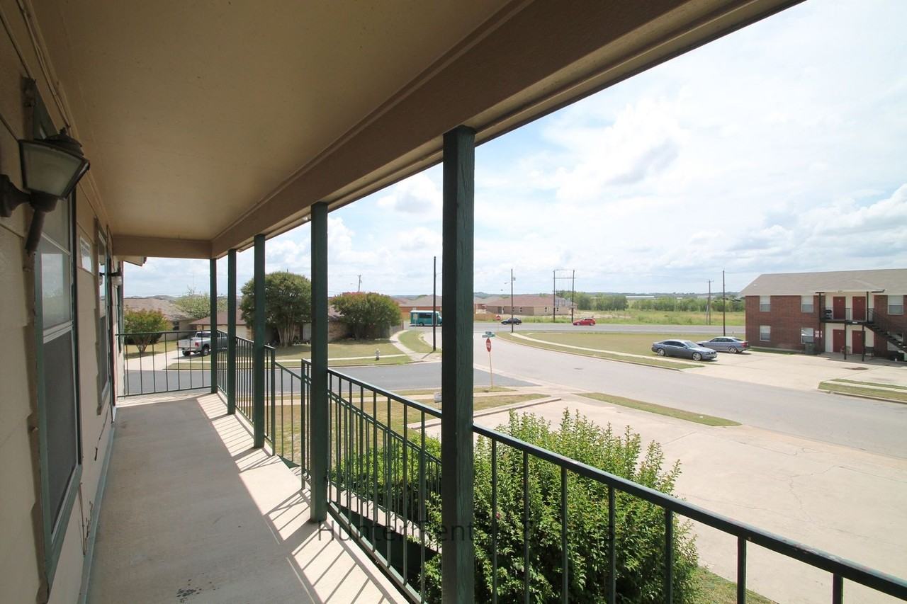 1604 Cedarhill Dr - Photo 2 of 19