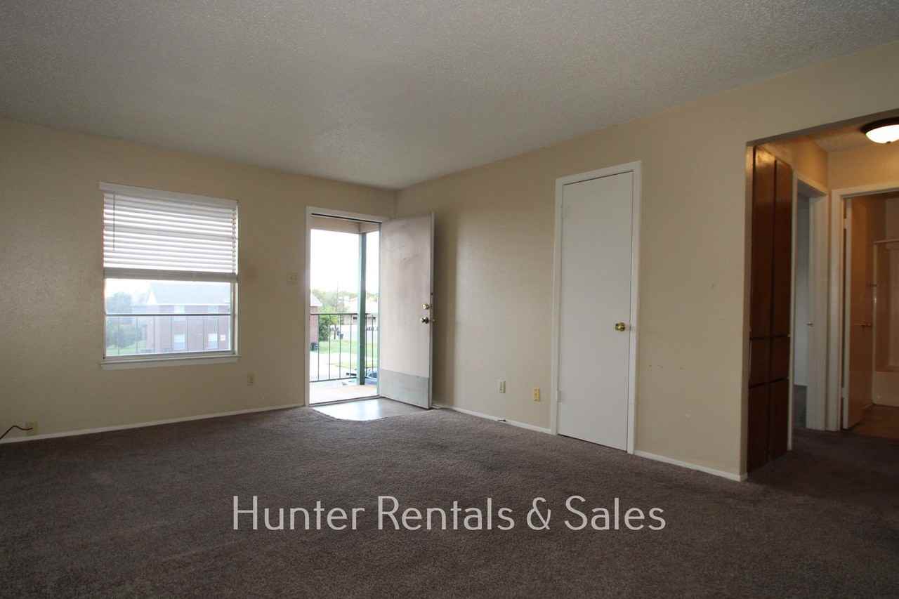 1604 Cedarhill Dr - Photo 3 of 19