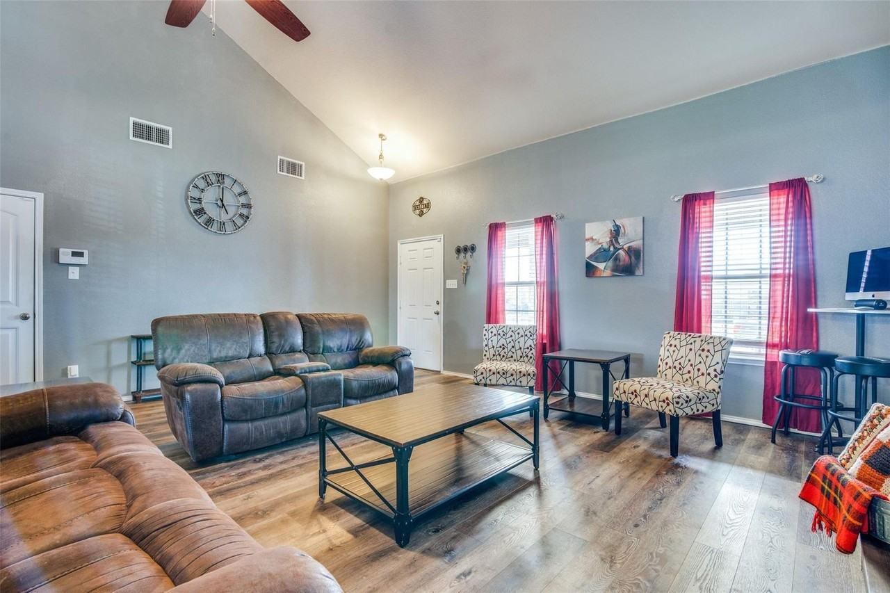 414 Plum Dr - Photo 3 of 25