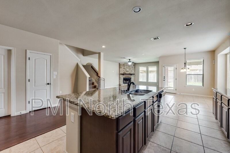 11213 Amistad Dr - Photo 6 of 21