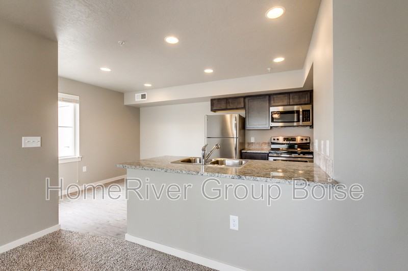 811 E Wandering Ln #102 - Photo 4 of 28