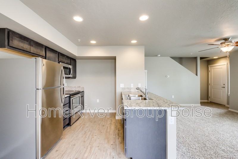 811 E Wandering Ln #102 - Photo 5 of 28