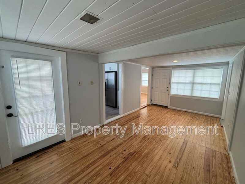 429 Wiltshire Rd - Photo 5 of 23