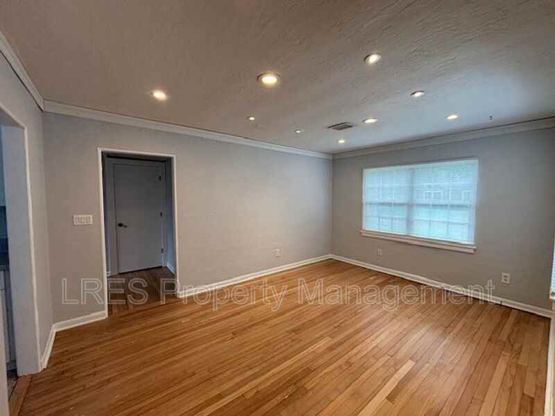 429 Wiltshire Rd - Photo 6 of 23