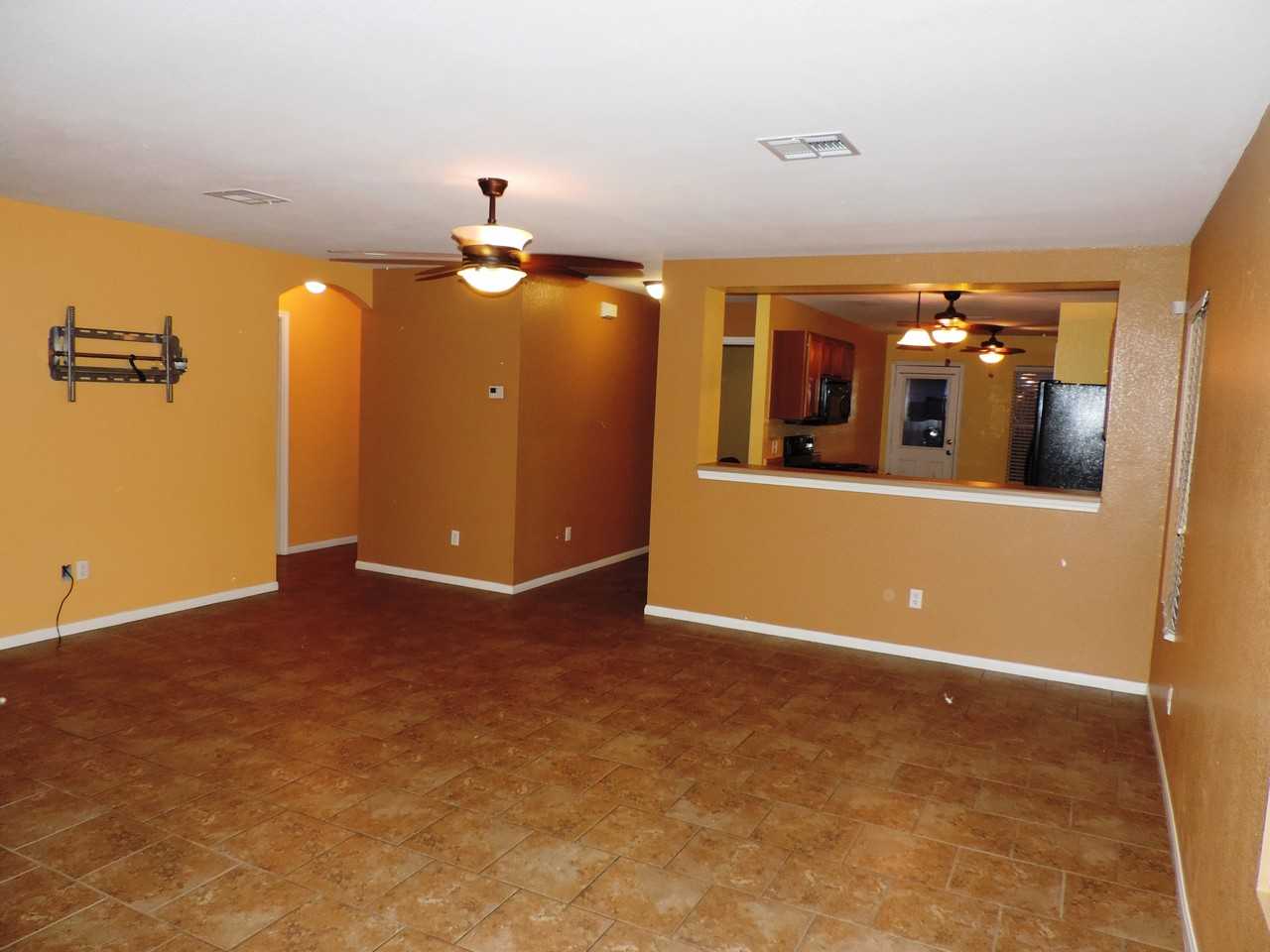 212 Avrshire Ln - Photo 2 of 15