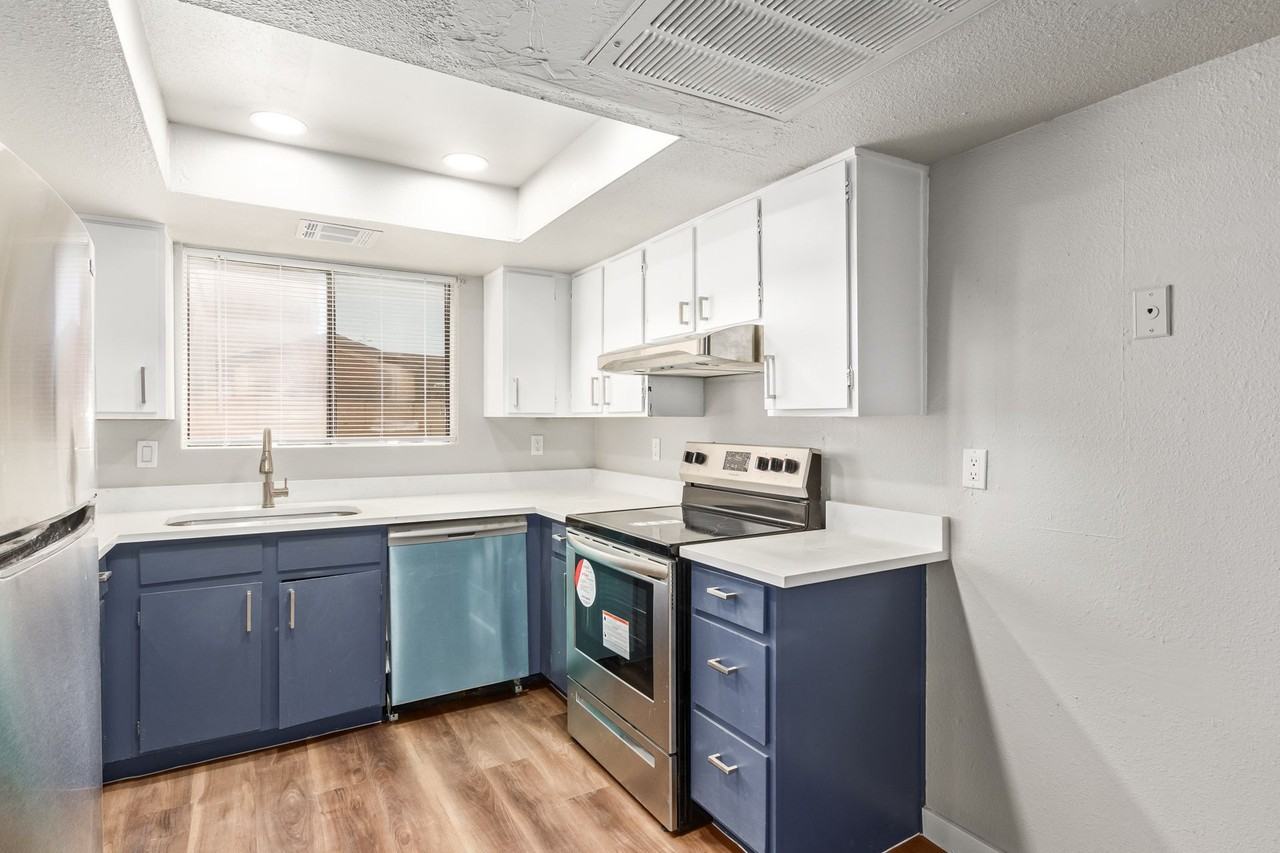 Dora Bora - Photo 2 of 17