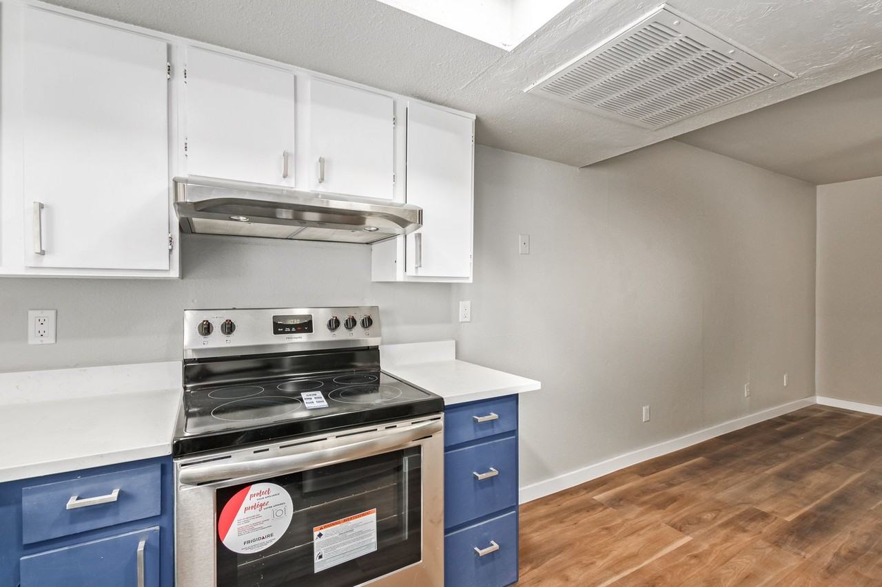 Dora Bora - Photo 3 of 17