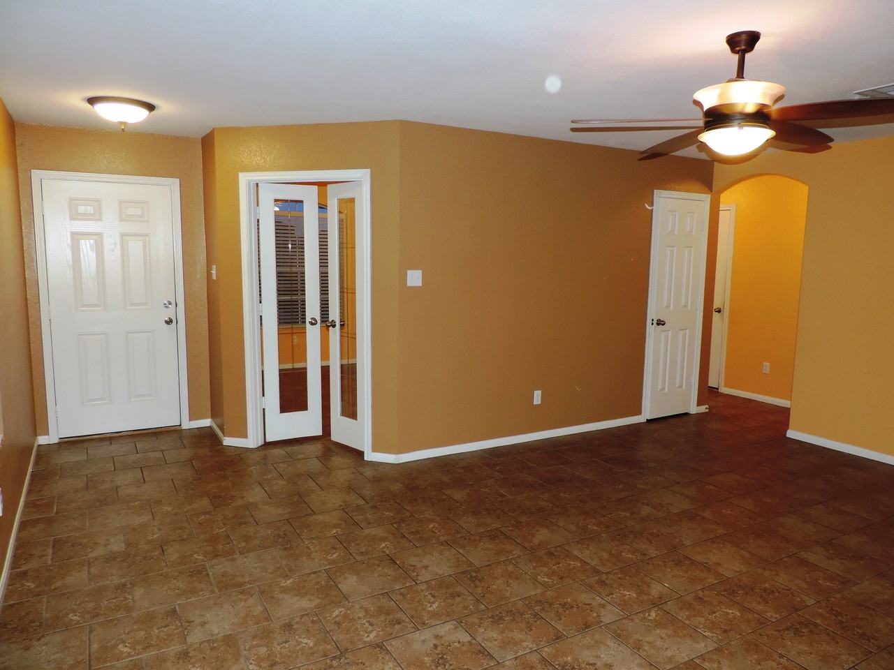 212 Avrshire Ln - Photo 3 of 15