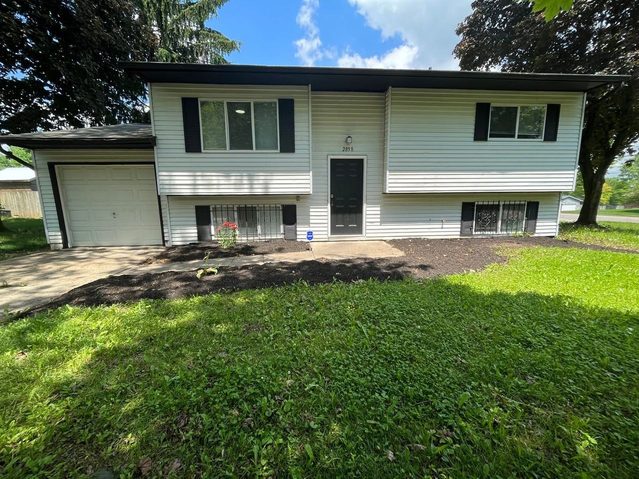 2898 Palisades Ave - Photo 2 of 36