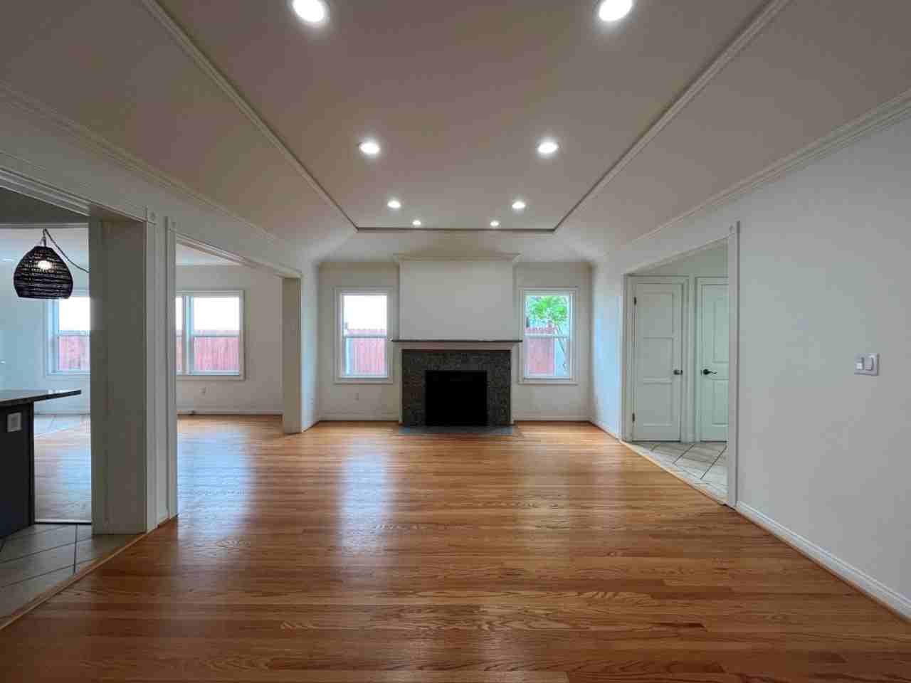 4316 Greenbush Ave - Photo 5 of 27