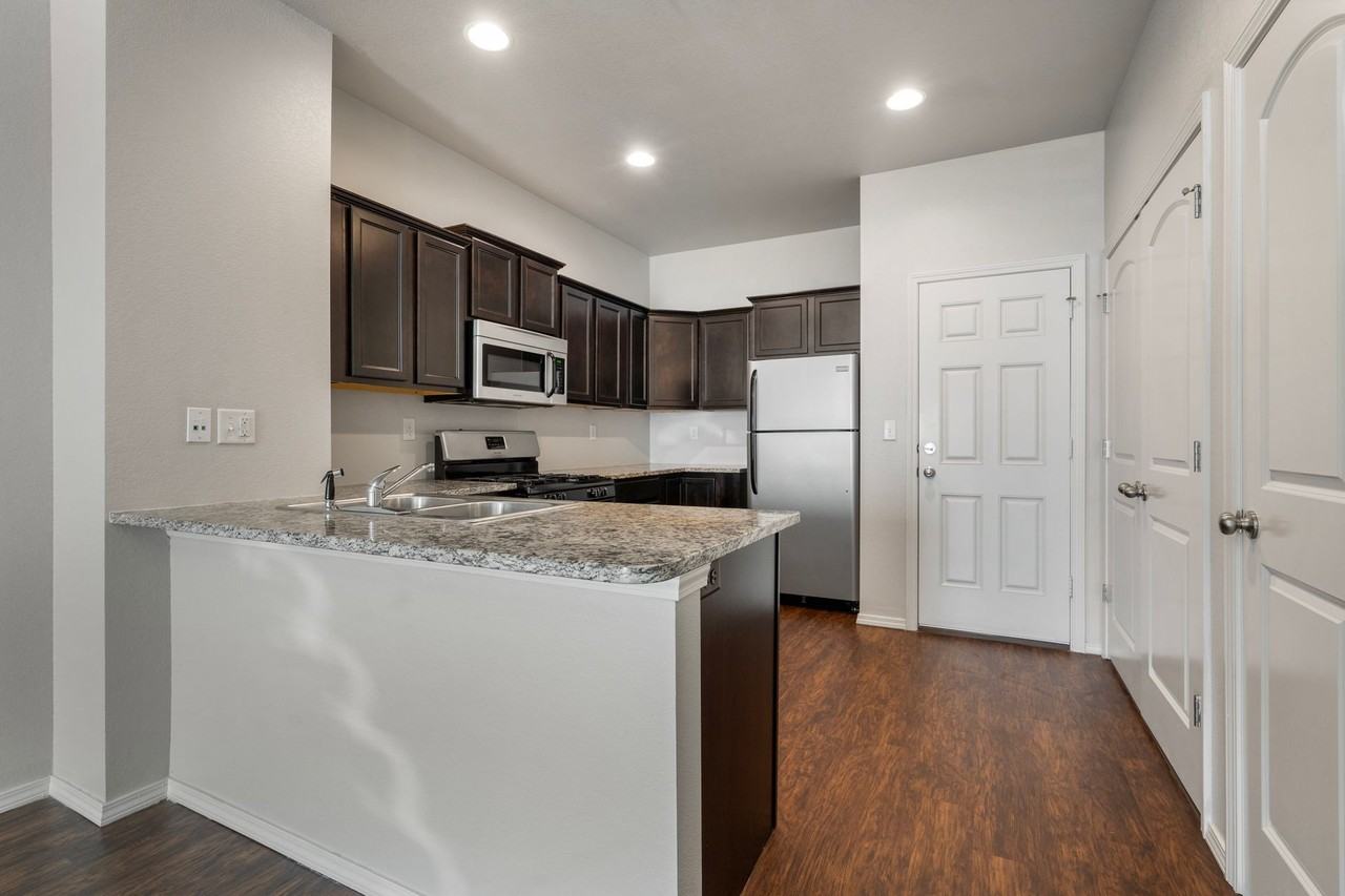 Pin Oak Townhomes - Photo 5 of 36