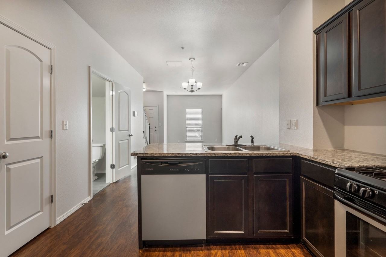 Pin Oak Townhomes - Photo 6 of 36