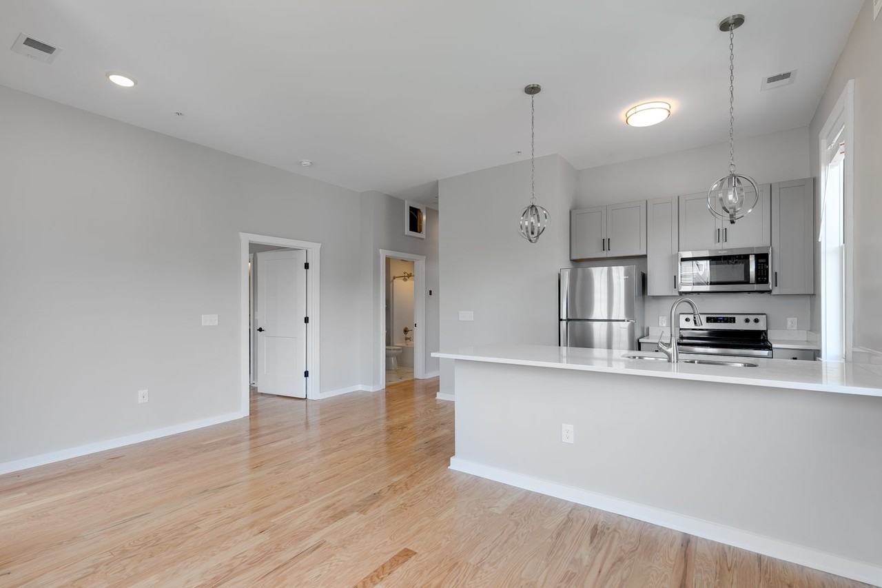 2416 Jefferson Ave - Photo 6 of 36
