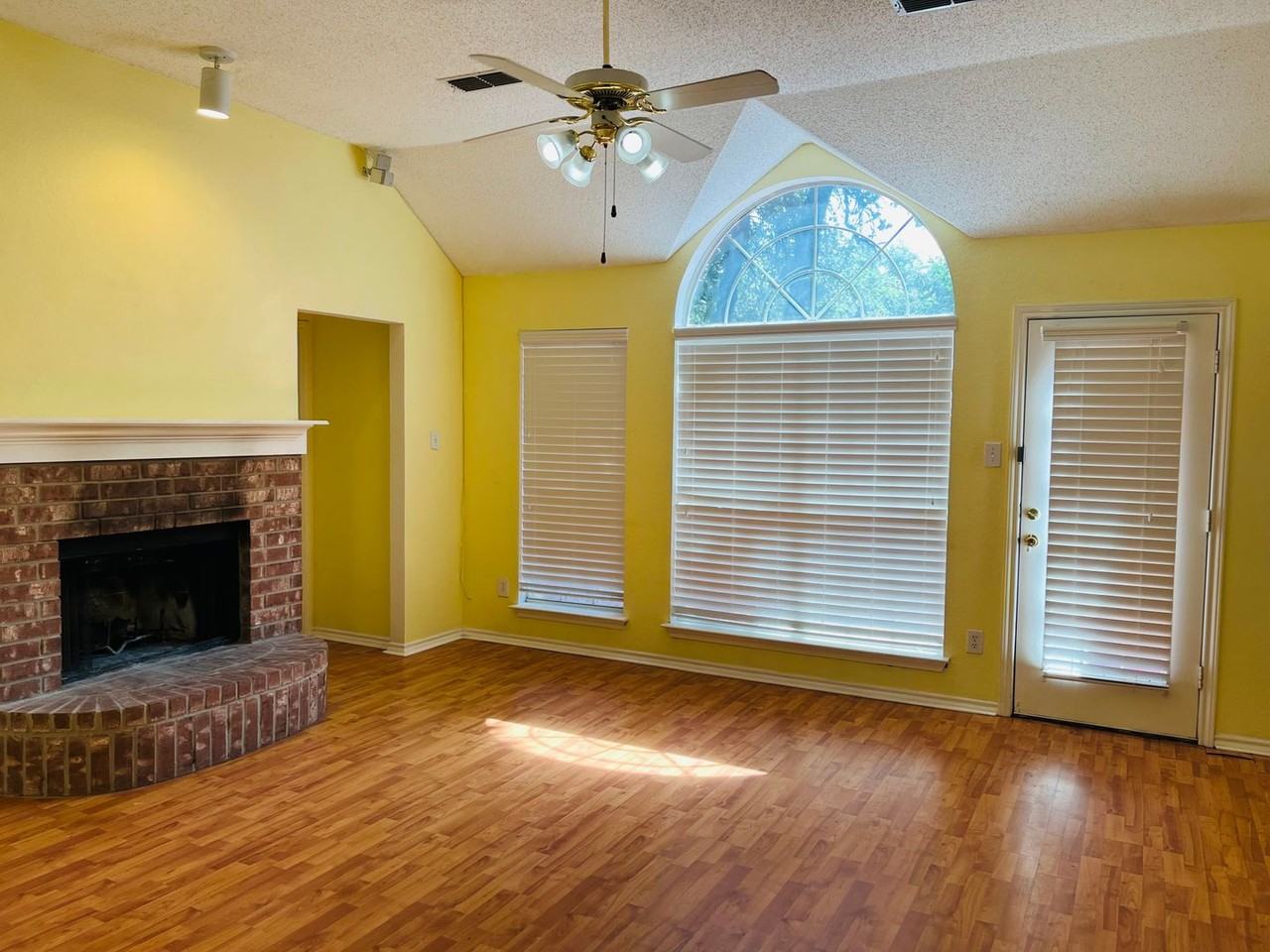 1521 Morrison Dr - Photo 2 of 10