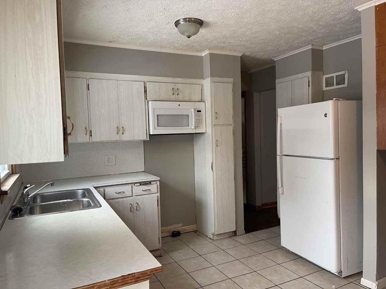 3925 Curtis Ave - Photo 2 of 15