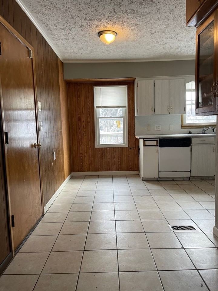 3925 Curtis Ave - Photo 3 of 15