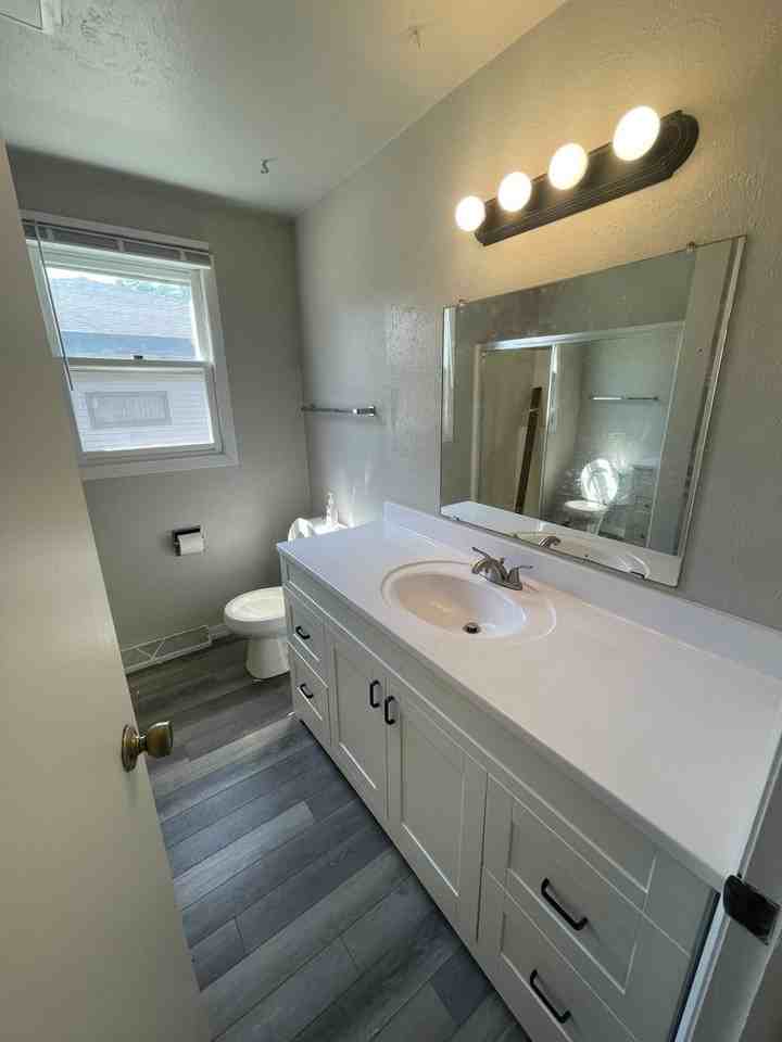 600 Silver Spring Dr - Photo 2 of 11