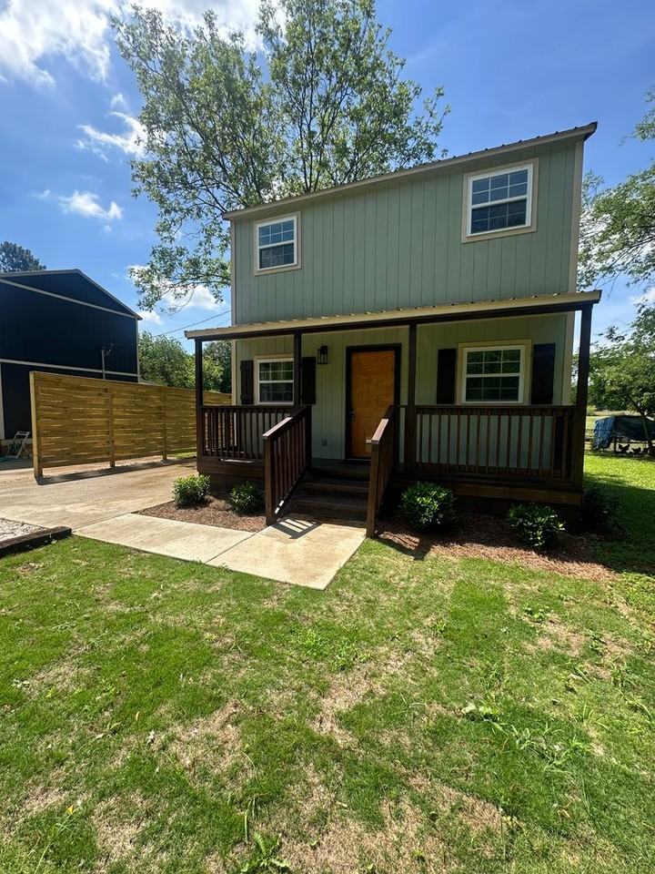 225 Long St - Photo 2 of 17