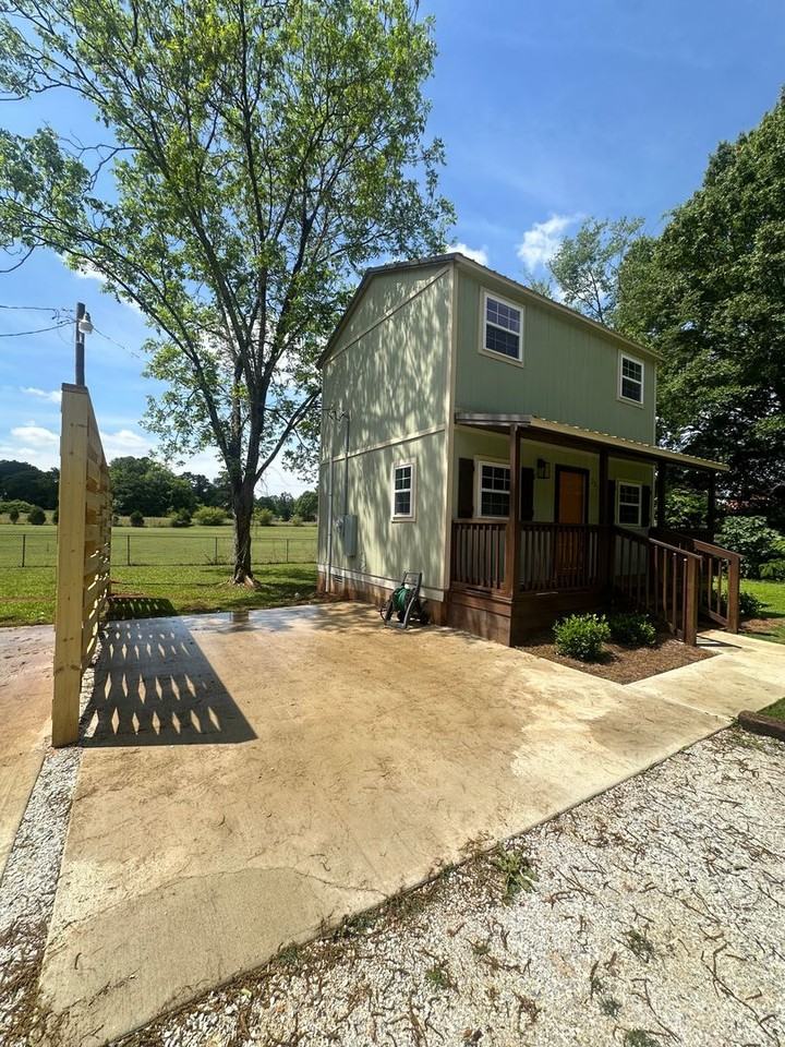 225 Long St - Photo 3 of 17