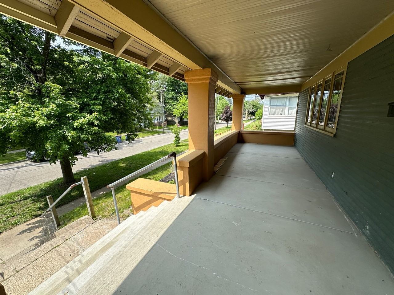 1119 Alexander St Se - Photo 3 of 22