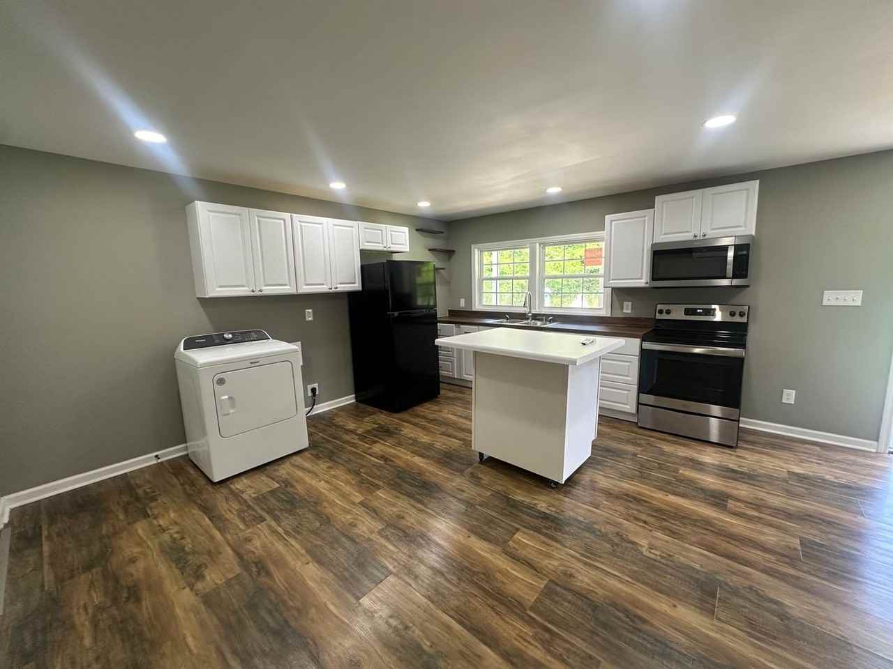 227 Long St - Photo 4 of 14