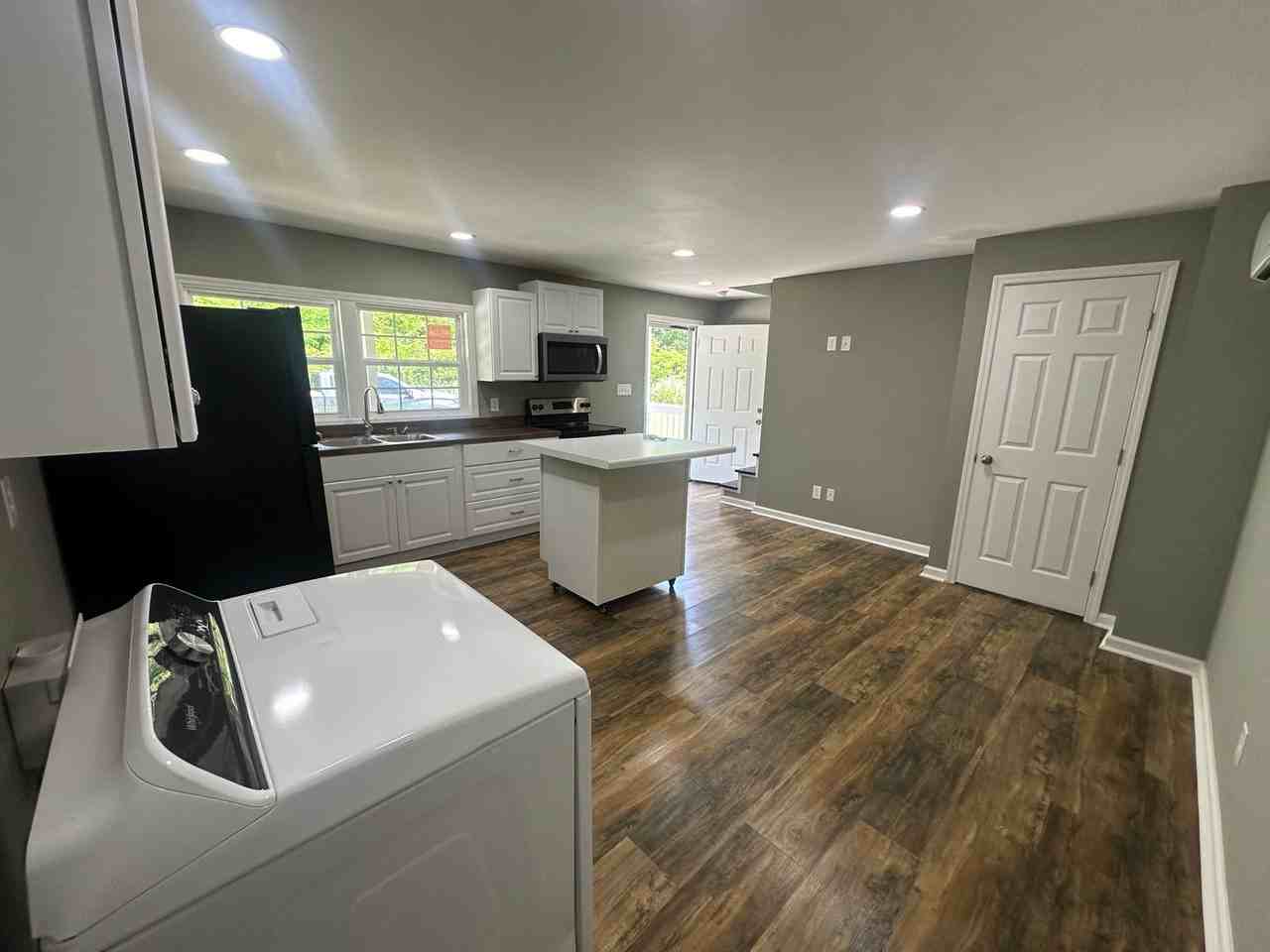 227 Long St - Photo 5 of 14