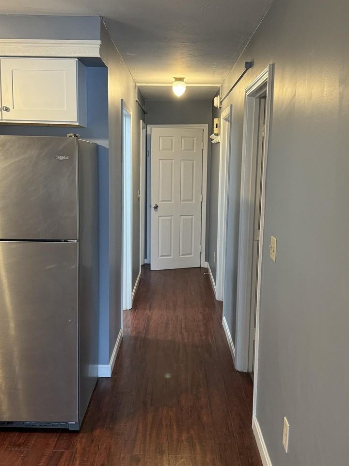 430 Laurel St - Photo 3 of 7