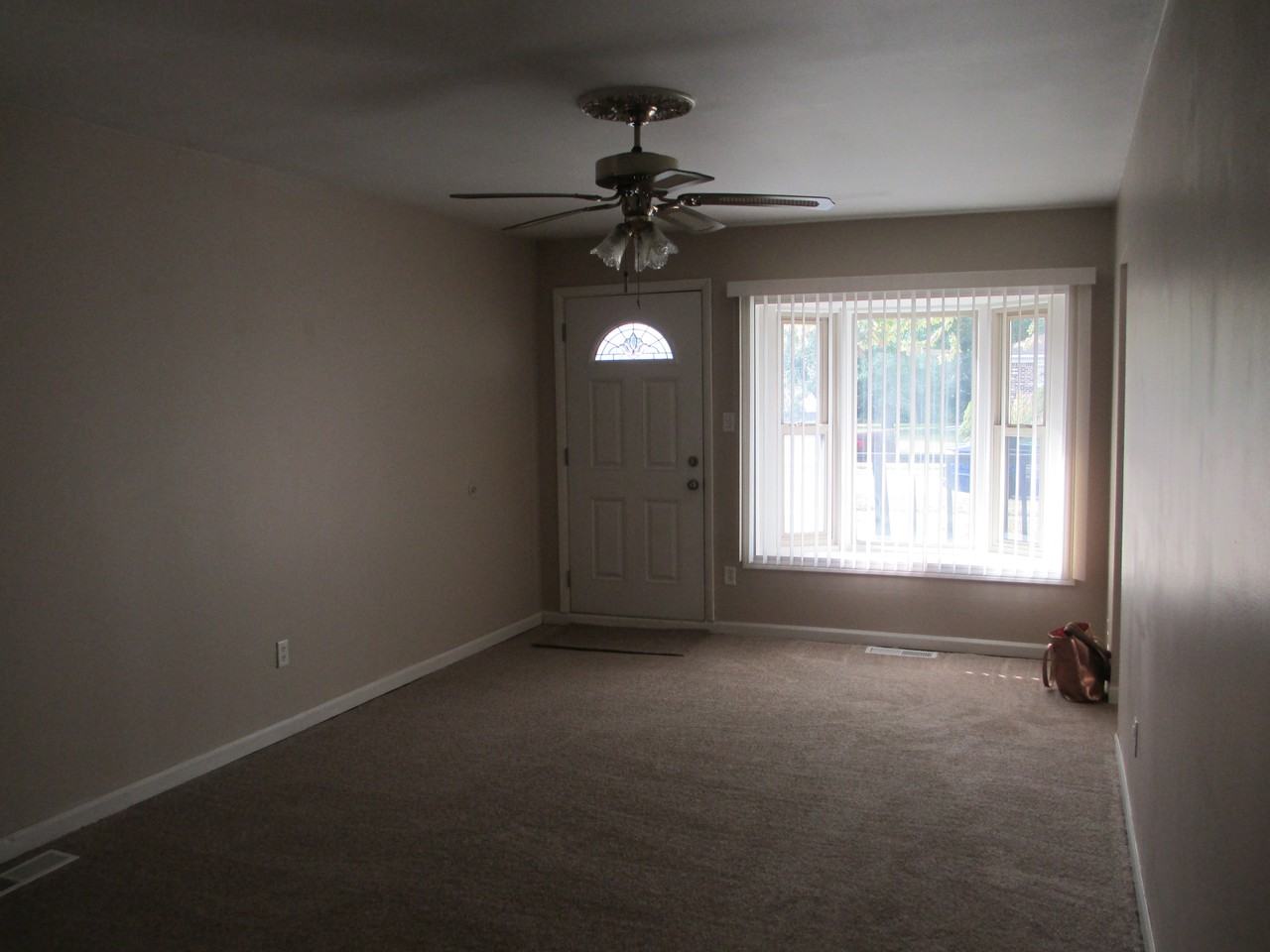 14105 Helen St - Photo 3 of 9