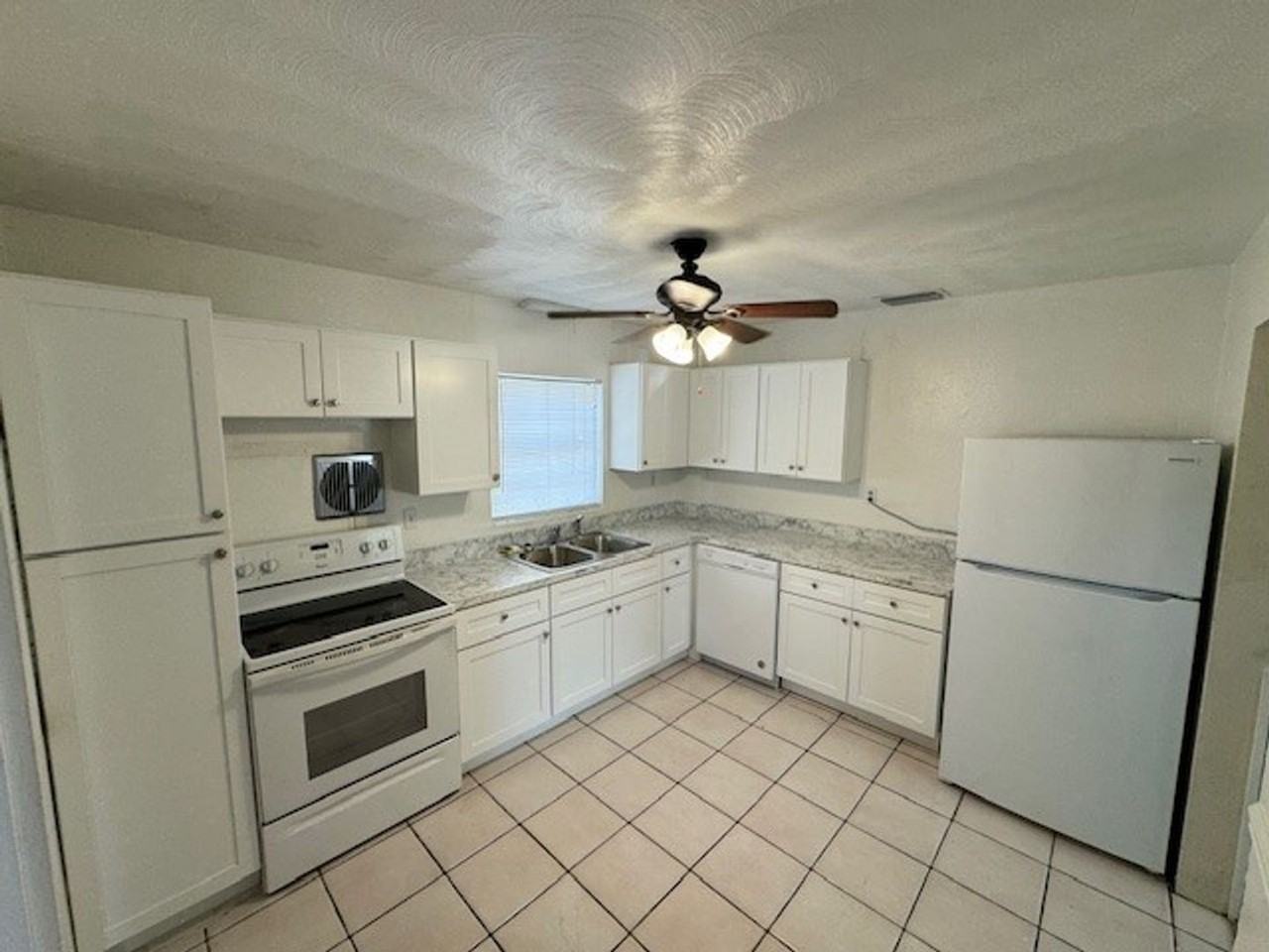 908 Kensington Dr - Photo 2 of 18