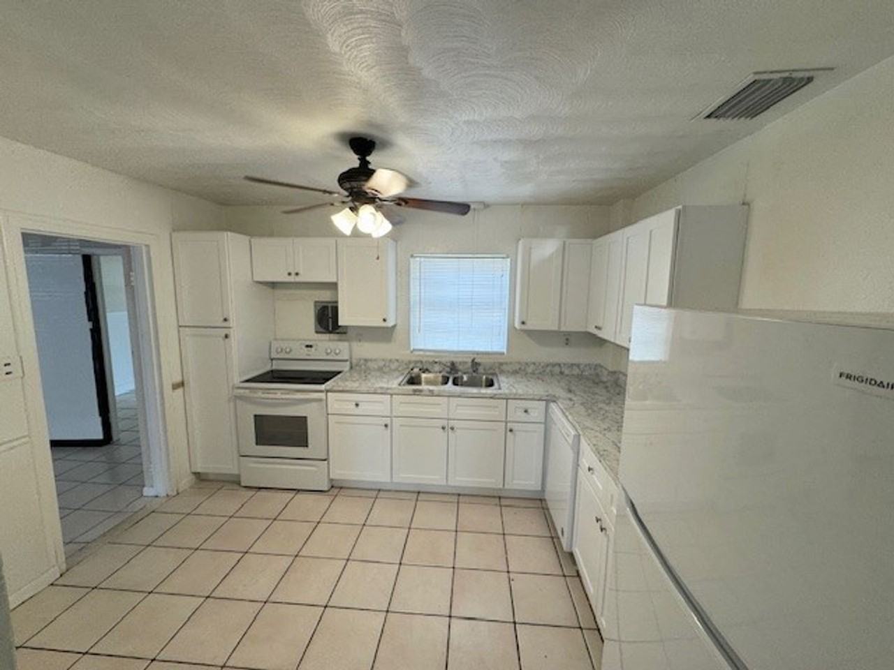 908 Kensington Dr - Photo 3 of 18