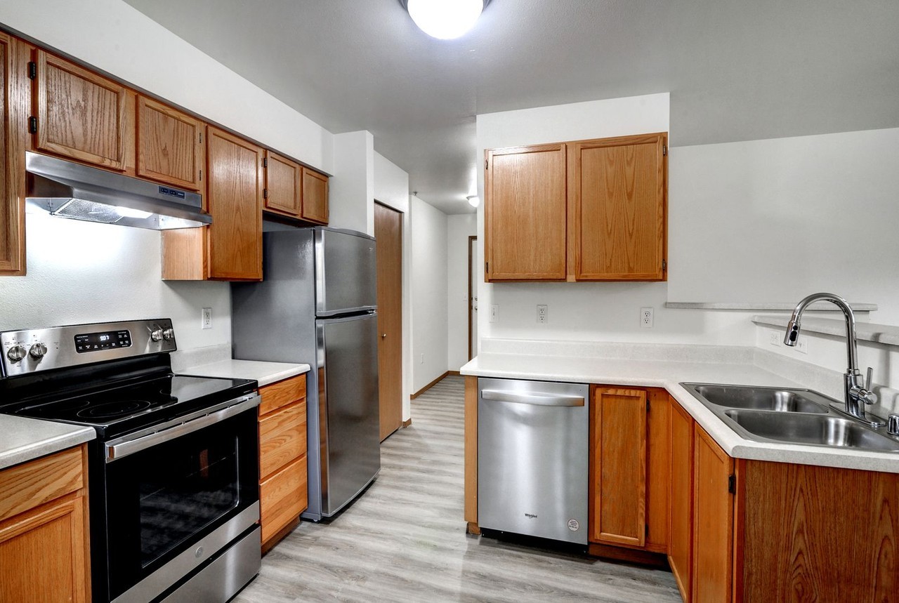 Bright, large end unit 2X2 READY NOW! Cozy gas fireplace!  Free Rent move in special, call today for a tour! - Photo 4 of 50
