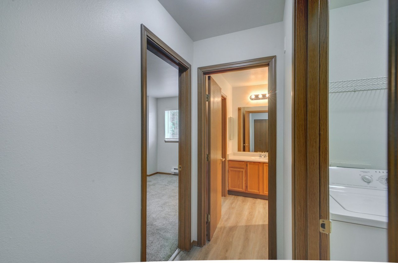 Bright, large end unit 2X2 READY NOW! Cozy gas fireplace!  Free Rent move in special, call today for a tour! - Photo 5 of 50