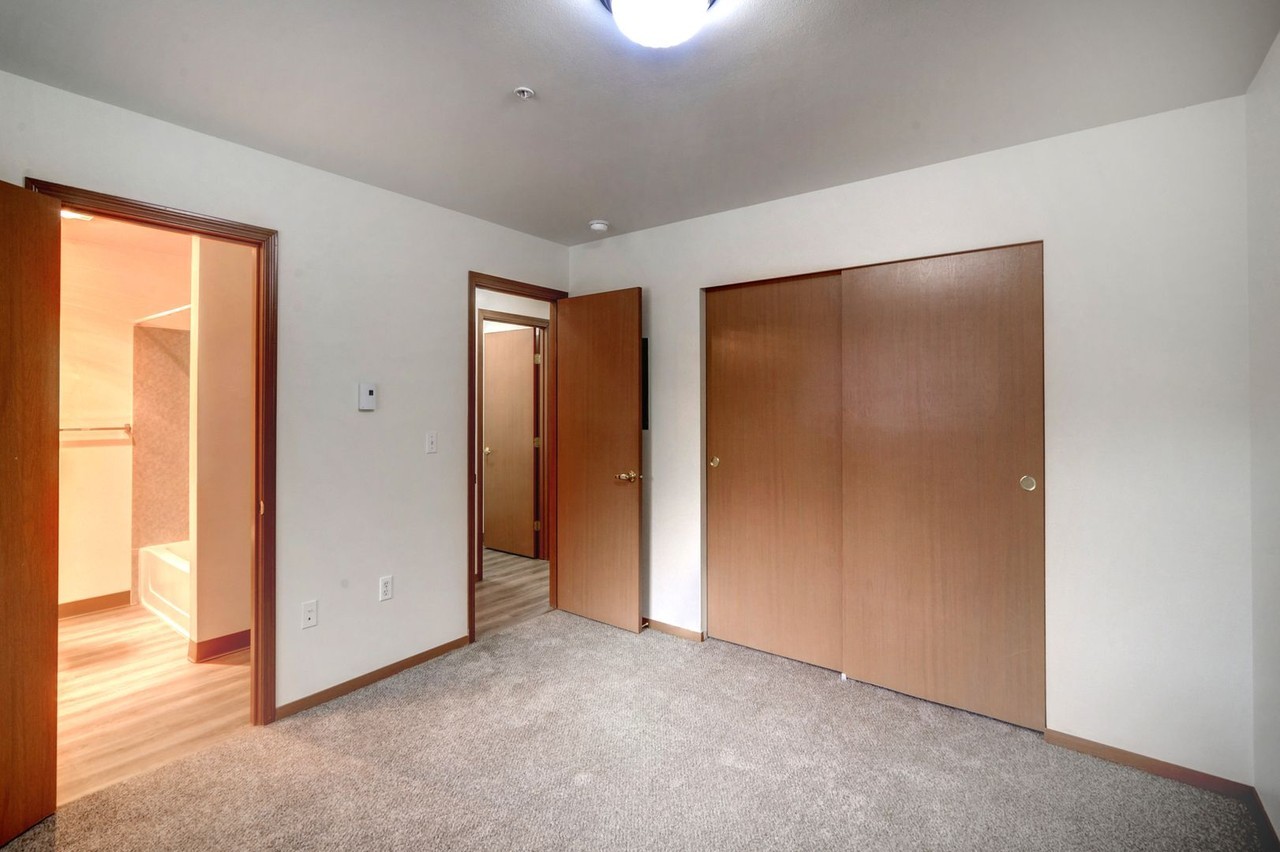 Bright, large end unit 2X2 READY NOW! Cozy gas fireplace!  Free Rent move in special, call today for a tour! - Photo 6 of 50