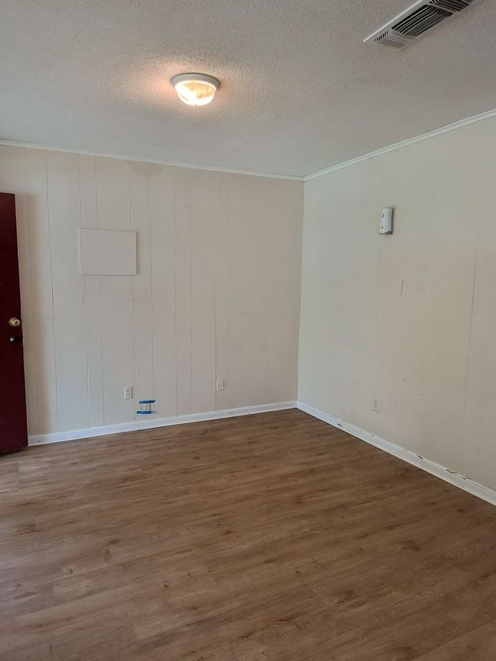 2813-2815 S Apple Street - Photo 3 of 6