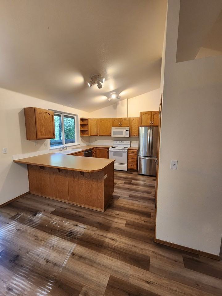 17513 Loop Ln Se - Photo 3 of 6