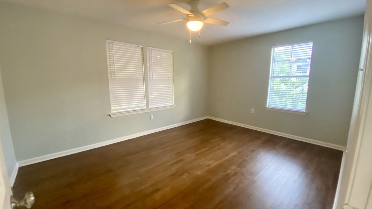 Renovated 2br apt at edge of LSU campus, incl appliances & parking - Photo 2 of 16