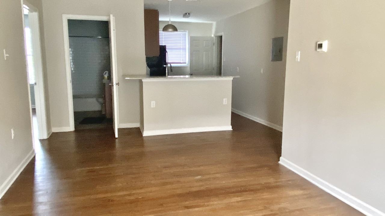 Renovated 2br apt at edge of LSU campus, incl appliances & parking - Photo 4 of 16